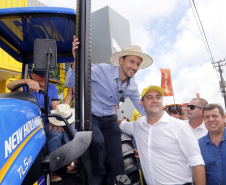 O governador Carlos Massa Ratinho Junior entregou nesta quinta-feira (06), durante o Show Rural, em Cascavel, as chaves de mais um trator do programa Trator Solidário. Os beneficiados foram o criador de vacas de leite Roque Selzler e sua mulher, Leonete, moradores de Pato Bragado. - Cascavel, 06/02/2020 -  Foto: Gilson Abreu/AEN