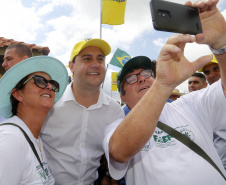 O governador Carlos Massa Ratinho Junior entregou nesta quinta-feira (06), durante o Show Rural, em Cascavel, as chaves de mais um trator do programa Trator Solidário. Os beneficiados foram o criador de vacas de leite Roque Selzler e sua mulher, Leonete, moradores de Pato Bragado. - Cascavel, 06/02/2020 -  Foto: Gilson Abreu/AEN