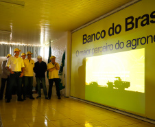 O governador Carlos Massa Ratinho Junior entregou nesta quinta-feira (06), durante o Show Rural, em Cascavel, as chaves de mais um trator do programa Trator Solidário. Os beneficiados foram o criador de vacas de leite Roque Selzler e sua mulher, Leonete, moradores de Pato Bragado. - Cascavel, 06/02/2020 - Foto: Rodrigo Félix Leal/AEN