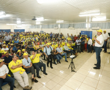 O governador Carlos Massa Ratinho Junior entregou nesta quinta-feira (06), durante o Show Rural, em Cascavel, as chaves de mais um trator do programa Trator Solidário. Os beneficiados foram o criador de vacas de leite Roque Selzler e sua mulher, Leonete, moradores de Pato Bragado. - Cascavel, 06/02/2020 - Foto: Rodrigo Félix Leal/AEN