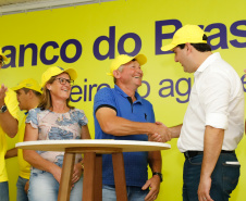 O governador Carlos Massa Ratinho Junior entregou nesta quinta-feira (06), durante o Show Rural, em Cascavel, as chaves de mais um trator do programa Trator Solidário. Os beneficiados foram o criador de vacas de leite Roque Selzler e sua mulher, Leonete, moradores de Pato Bragado. - Cascavel, 06/02/2020 - Foto: Rodrigo Félix Leal/AEN