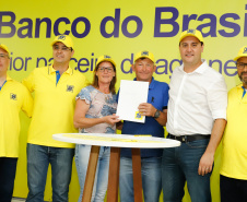 O governador Carlos Massa Ratinho Junior entregou nesta quinta-feira (06), durante o Show Rural, em Cascavel, as chaves de mais um trator do programa Trator Solidário. Os beneficiados foram o criador de vacas de leite Roque Selzler e sua mulher, Leonete, moradores de Pato Bragado. - Cascavel, 06/02/2020 - Foto: Rodrigo Félix Leal/AEN