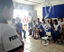 Cerca de 100 estudantes da Escola de Educação Especial Bem Me Quer, de Matinhos, tiveram a oportunidade de conhecer e interagir com os policiais.
Foto: PCPR