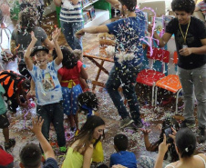 A Biblioteca Pública do Paraná promove neste sábado (22) mais uma edição do Baile de Carnaval da Seção Infantil. A programação inclui desfile de fantasias, oficina de confecção de máscaras e uma sessão especial de contação de histórias. O evento acontece a partir das 10h, com entrada gratuita.

Foto: BPP