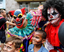Curitiba conta com diversas opções para os foliões, desde o desfile das escolas de samba até a Zombie Walk, a marcha de zumbis que se tornou sinônimo do Carnaval curitibano e que está em sua 11a edição.