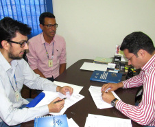  Assinatura do contrato garante descontos nas faturas de água da Prefeitura
. Foto: Sanepar