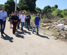 Visita das equipes da Prefeitura e da Sanepar ao serviço de limpeza do rio Iraí.Foto: Luiz Arnaldo de Lima/Sanepa