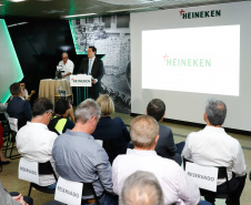 O Grupo Heineken confirmou novos investimentos no Paraná. Em cerimônia com o governador Carlos Massa Ratinho Junior, nesta quarta-feira (11), na unidade da indústria, em Ponta Grossa, a cervejaria anunciou que vai destinar R$ 865 milhões até 2021 para a ampliação da produção da planta, concentrada em rótulos como Heineken e Amstel. Serão 600 novos empregos entre diretos e indiretos.