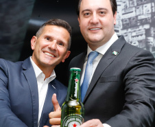 O Grupo Heineken confirmou novos investimentos no Paraná. Em cerimônia com o governador Carlos Massa Ratinho Junior, nesta quarta-feira (11), na unidade da indústria, em Ponta Grossa, a cervejaria anunciou que vai destinar R$ 865 milhões até 2021 para a ampliação da produção da planta, concentrada em rótulos como Heineken e Amstel. Serão 600 novos empregos entre diretos e indiretos.