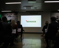 O Grupo Heineken confirmou novos investimentos no Paraná. Em cerimônia com o governador Carlos Massa Ratinho Junior, nesta quarta-feira (11), na sede da indústria, em Ponta Grossa, a cervejaria anunciou que vai destinar R$ 865 milhões até 2021 para a ampliação da produção da planta, concentrada em rótulos como Heineken e Amstel. Serão 600 novos empregos entre diretos e indiretos. O empreendimento tem o apoio do Governo do Estado por meio do Programa Paraná Competitivo.