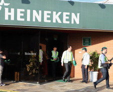 O Grupo Heineken confirmou novos investimentos no Paraná. Em cerimônia com o governador Carlos Massa Ratinho Junior, nesta quarta-feira (11), na sede da indústria, em Ponta Grossa, a cervejaria anunciou que vai destinar R$ 865 milhões até 2021 para a ampliação da produção da planta, concentrada em rótulos como Heineken e Amstel. Serão 600 novos empregos entre diretos e indiretos. O empreendimento tem o apoio do Governo do Estado por meio do Programa Paraná Competitivo.