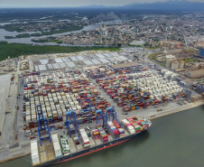 Porto paranaense se consolida como o mais eficiente do Brasil. São mais de 10,4 mil toneladas de carga movimentadas por cada metro de cais.