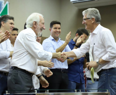 O vice-governador Darci Piana assinou nesta sexta-feira (13), em Francisco Beltrão, decreto que regulamenta a lei 17.773/2013 que instituiu o Sistema Unificado Estadual de Sanidade Agroindustrial Familiar, Artesanal e de Pequeno Porte do Paraná (Susaf-PR).