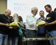 O vice-governador Darci Piana assinou nesta sexta-feira (13), em Francisco Beltrão, decreto que regulamenta a lei 17.773/2013 que instituiu o Sistema Unificado Estadual de Sanidade Agroindustrial Familiar, Artesanal e de Pequeno Porte do Paraná (Susaf-PR).