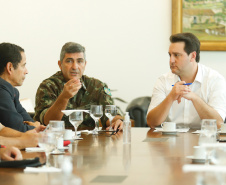 Uma série de iniciativas foram apresentadas ao governador durante reunião com equipes do Estado nesta quarta-feira, no Palácio Iguaçu. As medidas passam por avaliação do aspecto legal e devem ser divulgadas o mais breve possível.
