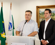 O governador Carlos Massa Ratinho Junior assinou nesta quarta-feira (18) quatro novos decretos relacionados ao enfrentamento do novo coronavírus no Estado