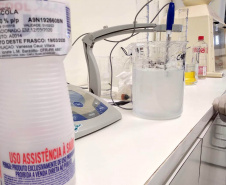Universidades Estaduais aumentam produção de álcool em gel para combater a proliferação do novo Coronavírus
Foto: SETI