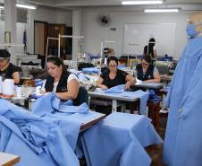 Produção de uniformes e máscaras pela Associação da Vila Militar do Paraná Confecções.   Curitiba, 27/03/2020 - Foto: Geraldo Bubniak/AEN