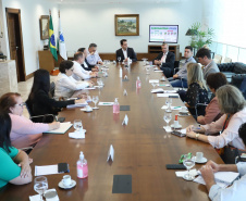 O governador Carlos Massa Ratinho Junior se reuniu nesta sexta-feira (03), no Palácio Iguaçu, com um grupo de infectologistas de alguns dos principais hospitais de referência de Curitiba. O encontro serviu para analisar o momento atual de enfrentamento ao coronavírus no Paraná e alinhar estratégias para as próximas semanas.