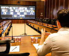 O governador Carlos Massa Ratinho Junior se reuniu por meio de videoconferência nesta segunda-feira (06) com deputados federais do Paraná para discutir estratégias conjuntas que possam ajudar o Estado a superar a crise e reforçar as ações de combate à pandemia de coronavírus. Segundo estimativas da Secretaria da Fazenda, o Paraná deixou de arrecadar R$ 220 milhões em tributos apenas em março.
Foto: Rodrigo Felix Leal