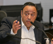 O Governador Carlos Massa Ratinho Junior em videoconferencia nesta terça-feira (07/04),  em reunião com Deputados Estaduais no Palácio Iguaçu. Na foto, deputado estadual Hussein Bakri, líder do governo do Paraná na Assembleia Legislativa.  Curitiba, 07/04/2020 - Foto: Geraldo Bubniak/AEN