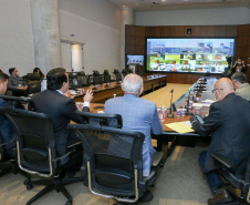 O Governador Carlos Massa Ratinho Junior em videoconferencia nesta terça-feira (07/04),  em reunião com Deputados Estaduais no Palácio Iguaçu.  Curitiba, 07/04/2020 - Foto: Geraldo Bubniak/AEN