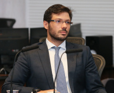 O Governador Carlos Massa Ratinho Junior em videoconferencia nesta terça-feira (07/04),  em reunião com Deputados Estaduais no Palácio Iguaçu. Na foto, Deputado Tiago Amaral, vice-líder do Governo.  Curitiba, 07/04/2020 - Foto: Geraldo Bubniak/AEN