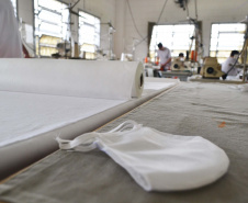 Presos do Paraná produzem materiais de proteção individual. Foto: José Leocádio
