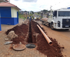 Obra de implantação de rede coletora de esgoto para atender Hospital Regional de Ivaiporã. Foto: Sanepar