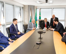 O governador Carlos Massa Ratinho Junior participou nesta quarta-feira (8) da posse do novo procurador-geral de Justiça, Gilberto Giacoia. Ele foi nomeado pelo chefe do Poder Executivo no final de março,  após ter sido o candidato mais votado pelos membros do Ministério Público do Paraná (MP-PR). O evento contou com participação restrita e foi transmitido em tempo real pelo YouTube.