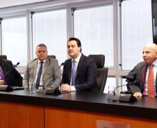 O governador Carlos Massa Ratinho Junior participou nesta quarta-feira (8) da posse do novo procurador-geral de Justiça, Gilberto Giacoia. Ele foi nomeado pelo chefe do Poder Executivo no final de março,  após ter sido o candidato mais votado pelos membros do Ministério Público do Paraná (MP-PR). O evento contou com participação restrita e foi transmitido em tempo real pelo YouTube.