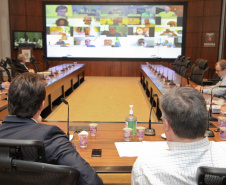  O governador Carlos Massa Ratinho Junior participou nesta quarta-feira (8) de uma videoconferência com presidentes de entidades sindicais estaduais e nacionais. O encontro serviu para estreitar o diálogo com as lideranças dos trabalhadores e teve como objetivo primordial a defesa dos empregos diante dos reflexos econômicos gerados pela pandemia do novo coronavírus.Foto: Ari Dias/AEN