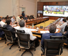 O governador Carlos Massa Ratinho Junior participou nesta quarta-feira (8) de uma videoconferência com presidentes de entidades sindicais estaduais e nacionais. O encontro serviu para estreitar o diálogo com as lideranças dos trabalhadores e teve como objetivo primordial a defesa dos empregos diante dos reflexos econômicos gerados pela pandemia do novo coronavírus. Foto: Ari Dias/AEN