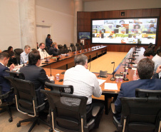 O governador Carlos Massa Ratinho Junior participou nesta quarta-feira (8) de uma videoconferência com presidentes de entidades sindicais estaduais e nacionais. O encontro serviu para estreitar o diálogo com as lideranças dos trabalhadores e teve como objetivo primordial a defesa dos empregos diante dos reflexos econômicos gerados pela pandemia do novo coronavírus. Foto: Ari Dias/AEN