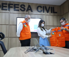 A entrega de 500 máscaras do modelo Face Shield, 200 litros de álcool glicerinado e 150 quilos de álcool em gel foi feita pelo superintendente Aldo Bona ao coordenador da Defesa Civil, tenente-coronel Fernando Schunig. A entrega foi acompanhada pela primeira-dama e presidente do Conselho de Ação Solidária, Luciana Saito Massa, e pela Superintendente Geral de Ação Solidária, Jeslayne Valente.