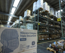 A Secretaria de Estado da Saúde iniciou nesta segunda-feira (13) o envio de mais 530 mil equipamentos de proteção individual (EPI’s) para as 22 Regionais de Saúde do Paraná. Os materiais incluem máscaras, luvas, tocas, aventais, óculos de proteção e álcool em gel.