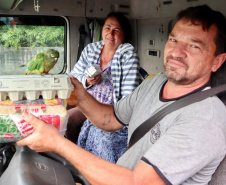 Caminhoneiros recebem kit alimentação no Porto de Paranaguá. Foto: Portos do Paraná