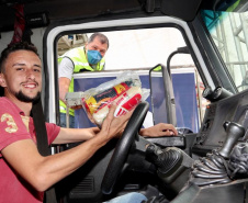 Caminhoneiros recebem kit alimentação no Porto de Paranaguá. Foto: Portos do Paraná