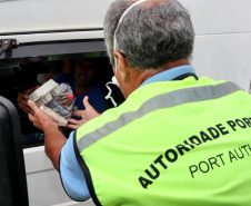 Caminhoneiros recebem kit alimentação no Porto de Paranaguá. Foto: Portos do Paraná