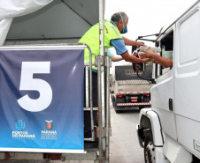 Caminhoneiros recebem kit alimentação no Porto de Paranaguá. Foto: Portos do Paraná