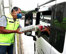 Caminhoneiros recebem kit alimentação no Porto de Paranaguá. Foto: Portos do Paraná