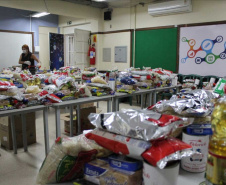 Escolas da rede estadual distribuem kits da merenda. Foto:SEED