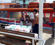 Os moradores da Ilha do Mel, em Paranaguá, receberam 200 cestas básicas, no sábado (18). A entrega foi realizada a partir do direcionamento da primeira-dama, Luciana Saito Massa, e da Superintendência Geral de Ação Solidária.Foto: Defesa Civil