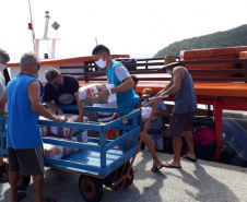 Os moradores da Ilha do Mel, em Paranaguá, receberam 200 cestas básicas, no sábado (18). A entrega foi realizada a partir do direcionamento da primeira-dama, Luciana Saito Massa, e da Superintendência Geral de Ação Solidária.Foto: Defesa Civil