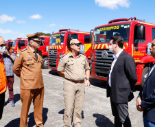 O governador Carlos Massa Ratinho Junior entregou nesta quarta-feira (22) novas viaturas, equipamentos de combate a incêndios florestais e aparelhos de atendimento a emergências derivadas da manipulação de produtos perigosos como forma de reforçar a estrutura de segurança pública do Paraná.