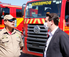 O governador Carlos Massa Ratinho Junior entregou nesta quarta-feira (22) novas viaturas, equipamentos de combate a incêndios florestais e aparelhos de atendimento a emergências derivadas da manipulação de produtos perigosos como forma de reforçar a estrutura de segurança pública do Paraná.