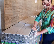 Rede de voluntários do Governo do Paraná recebe de empresas doações de álcool glicerinado e produtos de limpeza. Foto: SEJUF