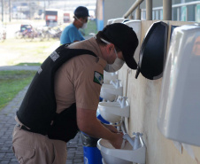 As medidas de higiene adotadas nos portos do Paraná para prevenção e combate à Covid-19 têm a aprovação de 84% dos trabalhadores portuários avulsos (TPAs). A pesquisa, realizada pelo Órgão Gestor de Mão de Obra (Ogmo), ouviu 684 colaboradores entre 27 de março e 16 de abril.

Foto: Portos do Paraná