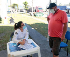 Caminhoneiros recebem vacina contra a gripe no Porto de Paranaguá. Foto: Claudio Neves
