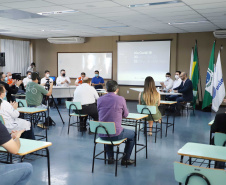 O Hospital Universitário do Oeste do Paraná, em Cascavel, ganha reforço para o atendimento de pacientes com a Covid-19 na região. Passa de 10 para 30 o número de leitos de Unidade de Terapia Intensiva (UTI). Os leitos de enfermaria serão ampliados de 20 para 32. A medida foi confirmada pelo governador Carlos Massa Ratinho Junior, que esteve no HU do Oeste nesta sexta-feira (24) para acompanhar as ações de estruturação para enfrentamento ao novo coronavírus.
